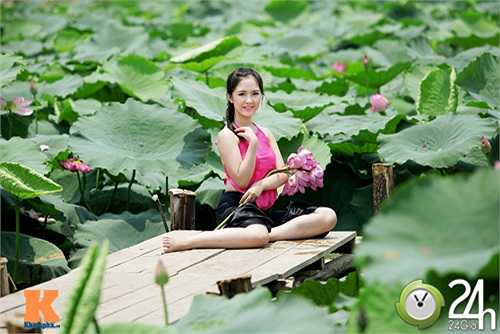 Không chỉ học giỏi, Hà Anh còn tự tin thử sức mình ở các cuộc thi sắc đẹp lớn dành cho các bạn trẻ. Và cô đã vinh dự đăng quang danh hiệu cao quý nhất của hai cuộc thi Nét đẹp Tràng An 2013 và Duyên dáng Hà thành 2013.
