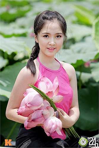 Nhưng bên cạnh đó, cô hoa khôi xinh đẹp cũng mong muốn mình sẽ trở thành một giáo viên dạy văn giỏi.