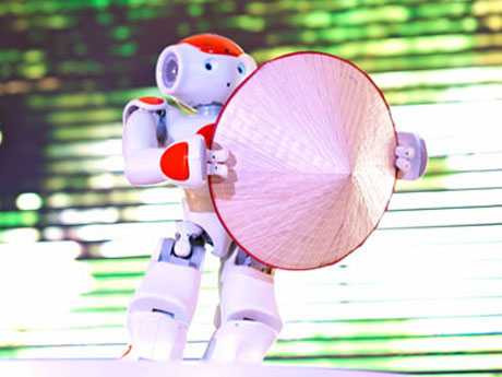 Chú robot được điều khiển bằng phần mền ứng dụng trên di động để hóa thân thành một vũ công chuyên nghiệp