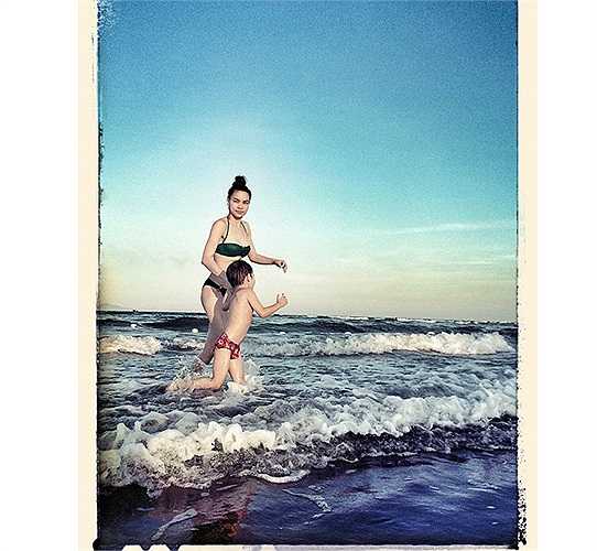 Hồ Ngọc Hà vui đùa bên quý tử trong bộ áo bơi màu xanh đẹp mắt.