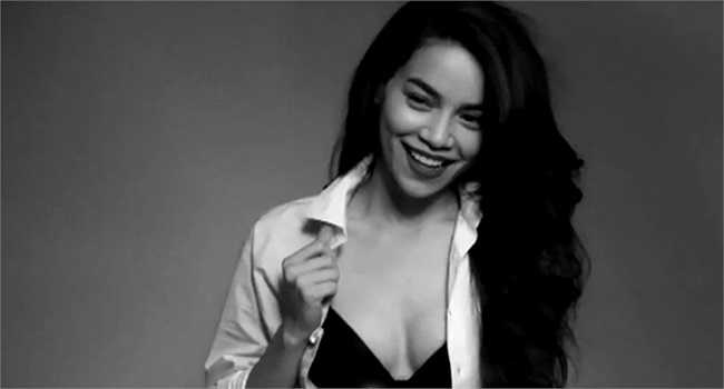 Khoảnh khắc gợi cảm của nữ ca sỹ nổi tiếng.