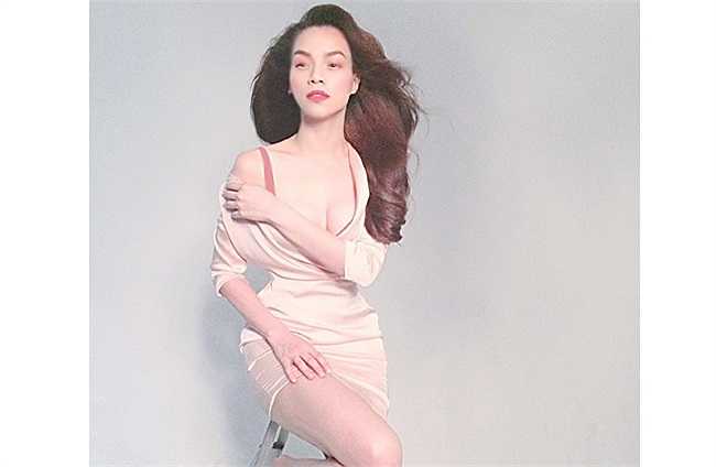 Một tấm hình hậu trường chứng minh cho sự quyến rũ của Hà Hồ.