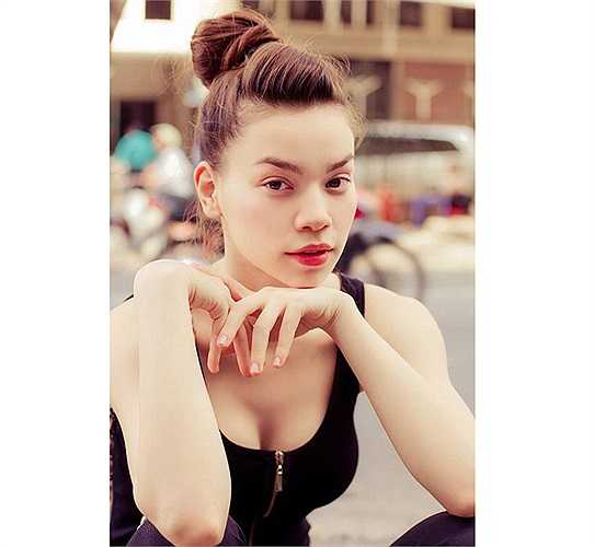 Nữ ca sỹ xinh đẹp e ấp vòng 1 sau chiếc áo cổ khoét sâu. 