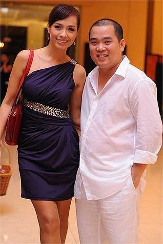 Thúy Hạnh – Minh Khang: Nhạc sỹ Minh Khang và người mẫu, MC Thúy Hạnh được coi là cặp đôi hoàn hảo của showbiz Việt dù cũng chênh lệch về hình dáng. Dù vậy, Minh Khang với chiều cao khiêm tốn và thân hình tròn trịa vẫn luôn tự tin khi song sành bên cô vợ chân dài của mình. Cuộc hôn nhân 8 năm đã minh chứng cho hạnh phúc của họ. 