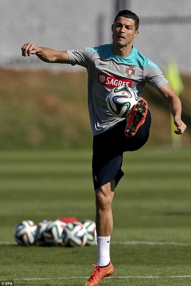 (VTC News) - Bất chấp lời cảnh báo từ các bác sỹ, tiền đạo Cristiano Ronaldo vẫn đang tập luyện điên cuồng để chuẩn bị cho trận đấu giữa Bồ Đào Nha và Mỹ tới đây.