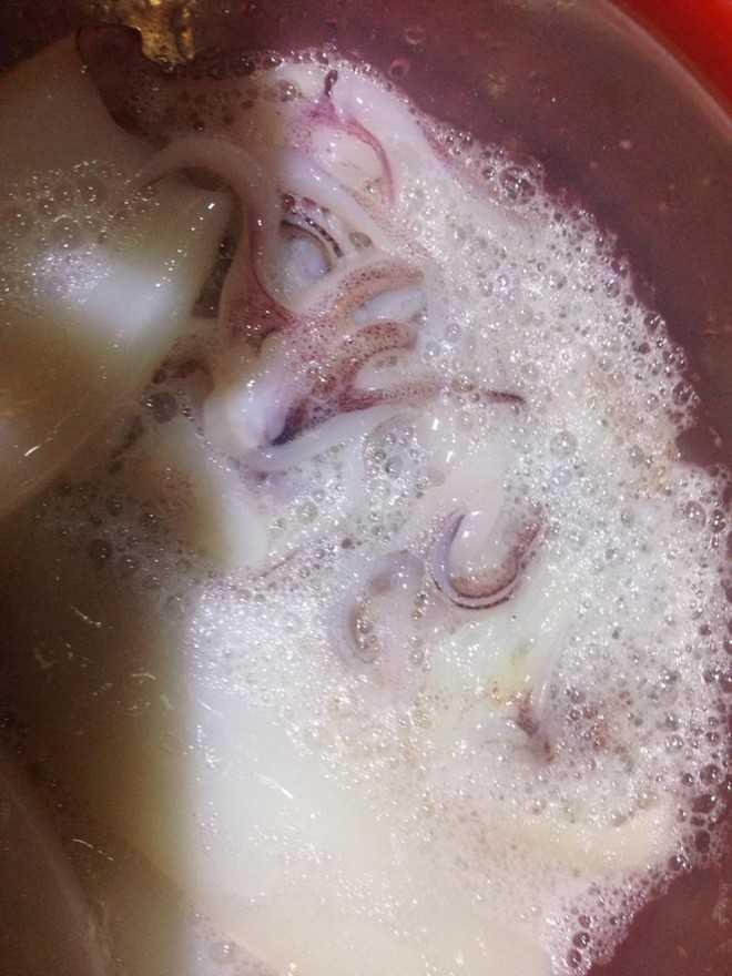 Chị Linh Giang mua phải mực bị nghi đã ngâm hóa chất tại chợ Phúc Yên, Vĩnh Phúc (ảnh do nhân vật cung cấp).