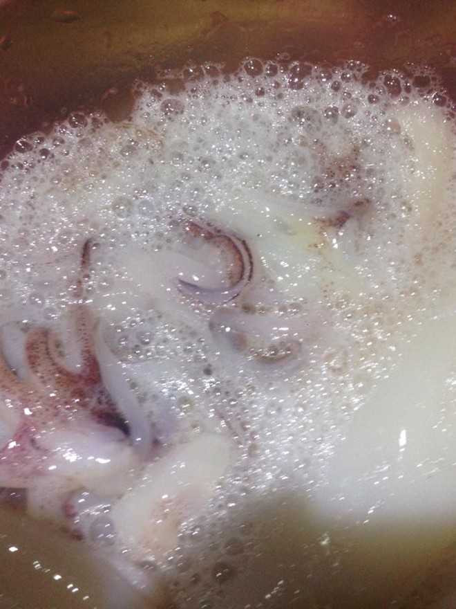 Chị Linh Giang mua phải mực bị nghi đã ngâm hóa chất tại chợ Phúc Yên, Vĩnh Phúc (ảnh do nhân vật cung cấp).