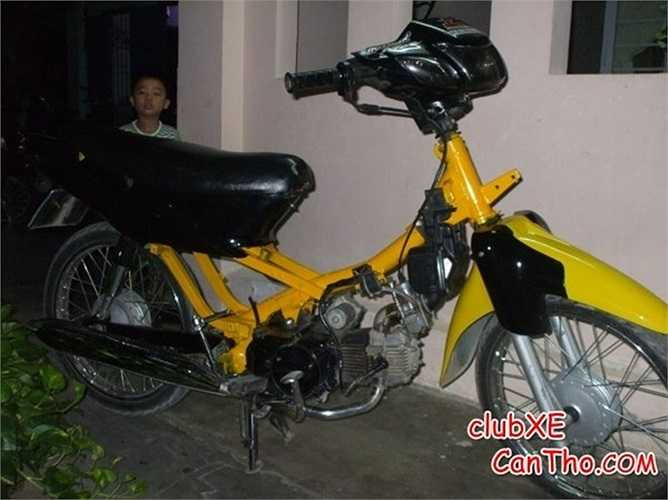 Vẫn phong cách độ độc đáo khi bỏ hết phần vỏ ngoài, chiếc Wave này được phối kết hợp 2 màu vàng - đen trông càng thêm hầm hố.