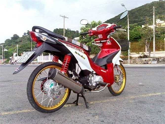 Wave độ theo phong cách Thái Lan, dùng trợ lực và pô độ.