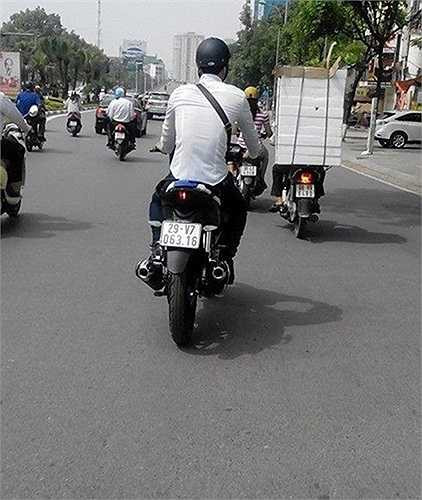 Wave độ phong cách xe phân khối lớn với 2 ống pô 2 bên.