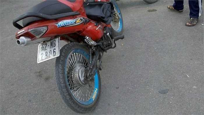 Chiếc Wave này còn bá đạo hơn khi đưa hẳn ống pô lên phía trên đuôi xe.