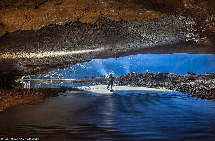 Những màu sắc huyền ảo bên trong hang động lớn nhất thế giới