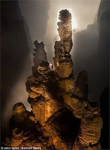 Con người trở nên rất nhỏ bé so với công trình tự nhiên độc đáo này