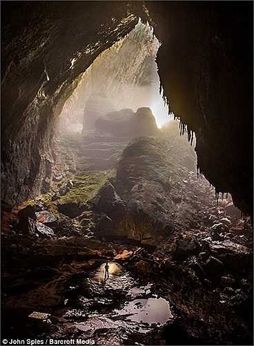 Con người trở nên rất nhỏ bé so với công trình tự nhiên độc đáo này