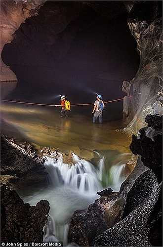 Con người trở nên rất nhỏ bé so với công trình tự nhiên độc đáo này