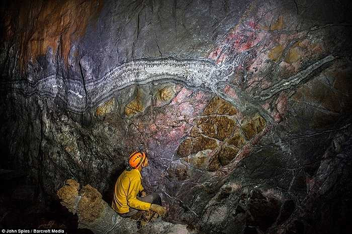 Những vết tích cổ trên vách đá