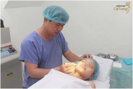  Nguyễn Mạnh Tường thực hiện phẫu thuật thẩm mỹ dù không có chuyên môn.