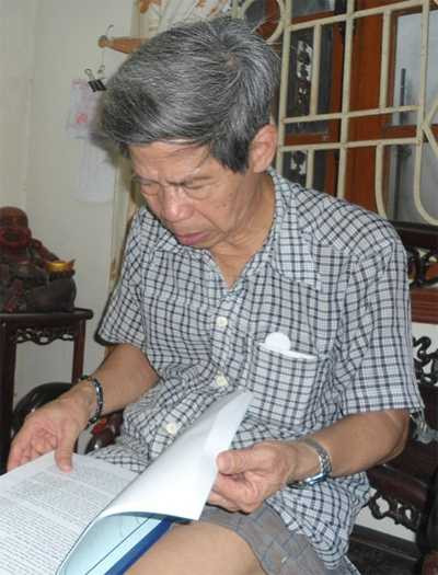  Ông Lê Văn Viễn - bố đẻ nạn nhân H. trao đổi với PV.