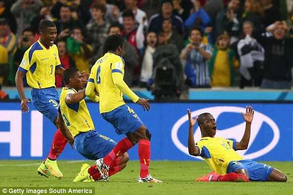 Enner Valencia sánh ngang với Muller, Van Persie