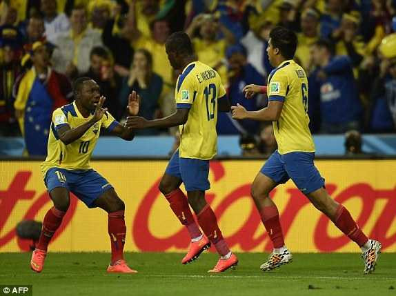 Ngược dòng kịch tính, Ecuador hoãn ngày thăng hoa của tuyển Pháp