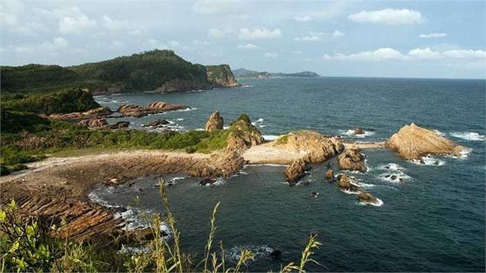 Cô Tô là một quần đảo nằm ở phía đông của huyện đảo Vân Đồn, tỉnh Quảng Ninh. Với lợi thế về cảnh quan thiên nhiên, Cô Tô bắt đầu có những bước phát triển về du lịch với nhiều khách sạn và cơ sở lưu trú dành cho khách du lịch được đầu tư xây dựng.