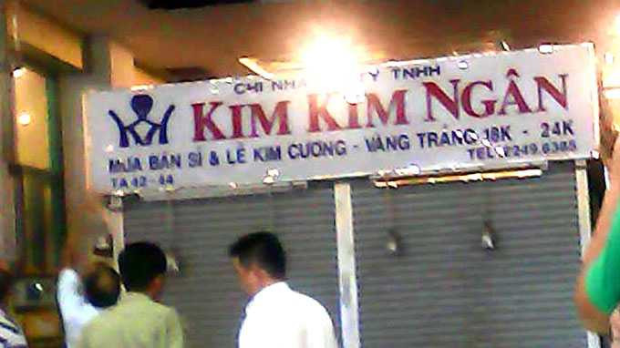 Các nhân viên trung tâm đang 'xử lý sự cố' - Ảnh: Hoàng Lộc