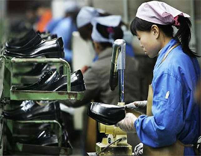 Giày dép xếp thứ ba với 3,89 tỷ USD.