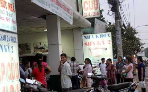 Hàng chục công nhân bị vùi lấp trong đống hàng hóa