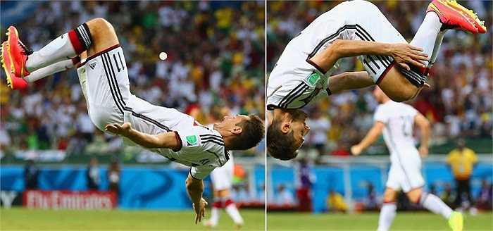 Cú santo ăn mừng bàn thắng quen thuộc của một trong những 'poacher' xuất sắc nhất lịch sử bóng đá thế giới còn sót lại.