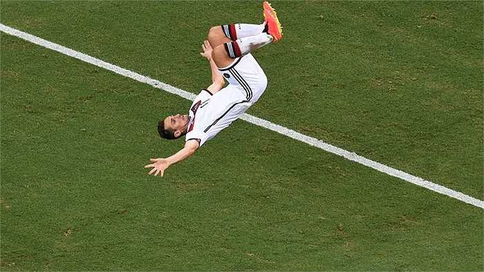 Rất may cho người Đức là Miroslav Klose đã kịp thời tỏa sáng, mang về kết quả hòa 2-2