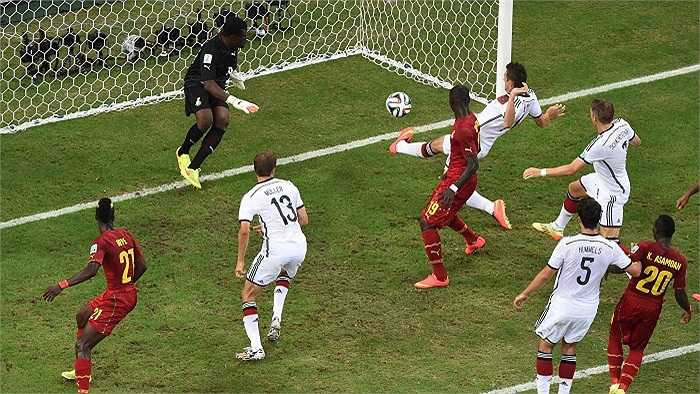 Klose đã rất nhạy bén lao vào đệm bóng cận thành, gỡ hòa 2-2 cho tuyển Đức