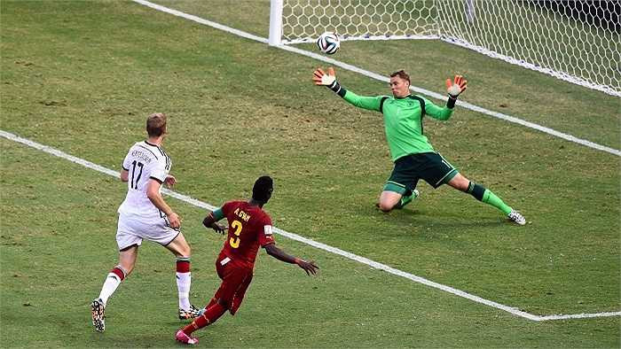 Phút thứ 63, Asamoah Gyan tận dụng sai lầm của Phillip Lahm, nhanh chóng thoát xuống sau đường chuyền của đồng đội và tung cú sút cực mạnh nâng tỉ số lên 2-1 cho Ghana