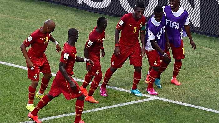 Các cầu thủ Ghana ăn mừng bằng điệu nhảy hoang dã đặc trưng châu Phi