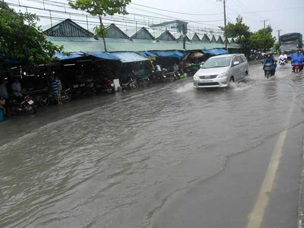 Người Cần Thơ bì bõm 'lội sông' sau mưa lớn