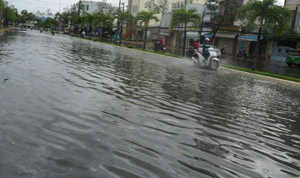 Người Cần Thơ bì bõm 'lội sông' sau mưa lớn