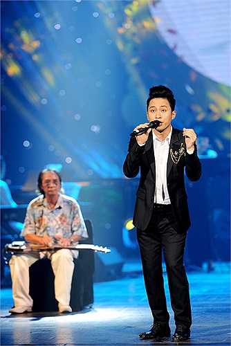 Tùng Dương mở màn chương trình với Gửi gió cho mây ngàn bay cùng tiếng đàn guitar Hawai của nghệ sĩ Đoàn Đính, con trai thứ của nhạc sĩ Đoàn Chuẩn