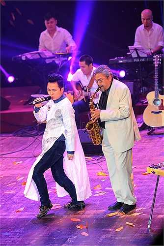 Tiếp theo là ca khúc 'Tà áo xanh'.