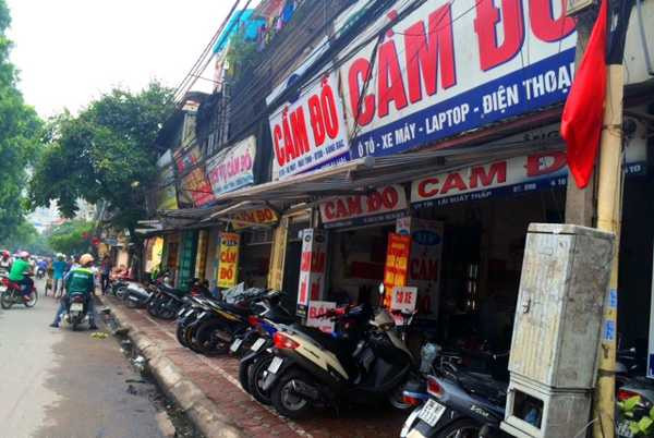 Khách đông, không ít chủ tiệm còn “chảnh”, kén chọn khách, chỉ cầm cố hàng “ngon” (ảnh B.H)