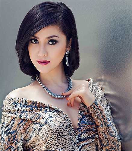 Người đẹp trông rất thời thượng trong những chiếc đầm sang trọng.