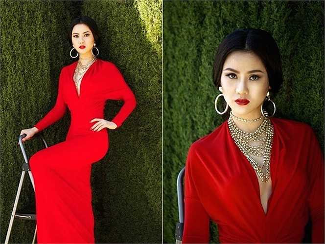 Với nhan sắc đằm thắm ở tuổi 28, cô luôn lộng lẫy trong trang phục dạ hội.