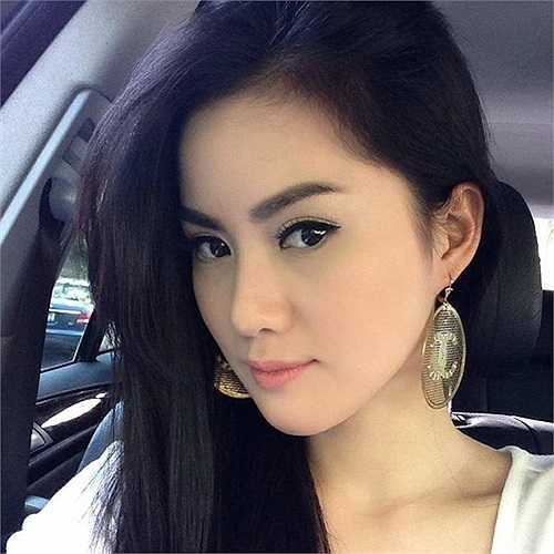 28 tuổi, Tristine sở hữu nhan sắc không quá rạng rỡ và nổi bât, nhưng dịu dàng và đằm thắm. Cô rất hợp với những kiểu trang điểm nhẹ nhàng.