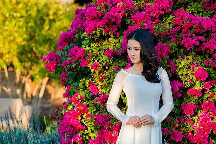 Nhờ gương mặt tròn đầy đậm chất Á đông và vẻ đẹp thanh khiết, hình ảnh cô trong tà áo dài cũng làm nhiều người xao xuyến.