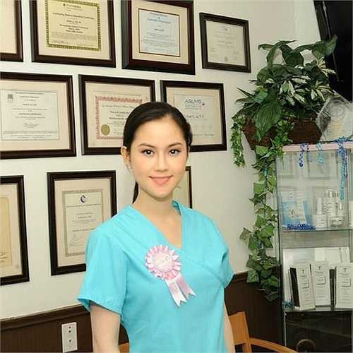 Trước khi bị bắt, Tristine làm việc tại một bệnh viện tư nhân và quản lý thêm một bệnh viện thẩm mỹ do vợ chồng cô làm chủ.