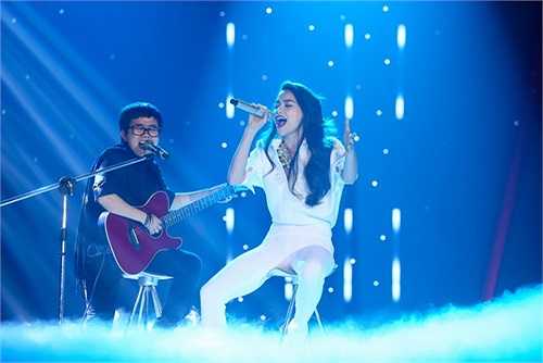 Xuất hiện trên sân khấu đêm chung kết Tuyệt đỉnh tranh tài với vị trí ca sỹ khách mời, Hồ Ngọc Hà khiến khá giả được phen no mắt, đã tai với màn trình diễn vô cùng máu lửa. 