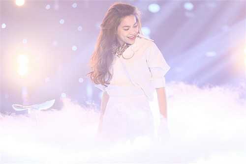 Hà Hồ trong màu trắng tinh khôi.