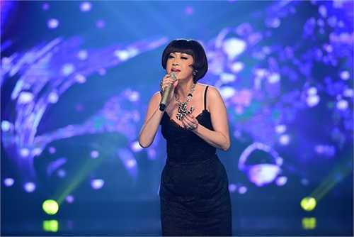 Nữ danh ca Ý Lan với tóc ngắn cá tính và trẻ trung xuất hiện trên sân khấu gửi tặng khán giả hai ca khúc là Nửa hồn thương đau của Phạm Đình Chương và Tình cầm của Phạm Duy. 