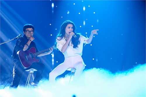 Màn trình diễn song ca đầy ấn tượng, bởi trước đó Hà Hồ đã từng nhiều lần hợp tác trong âm nhạc với Phương Uyên.