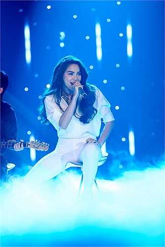 Phương Uyên say sưa đệm đàn cho Hà Hồ hát theo phong cách được phối mới lại.