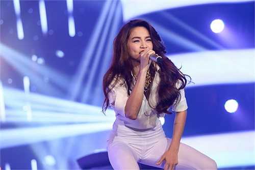 Vì trình diễn quá phiêu, nên có đôi lúc Hà Hồ tạo dáng rất... độc.