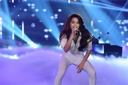 Bà mẹ một con đứng với tư thế 'khó đỡ'.